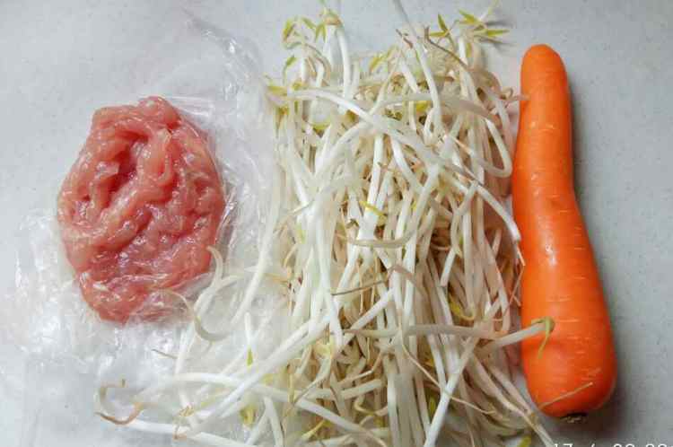 绿豆芽炒肉丝步骤1