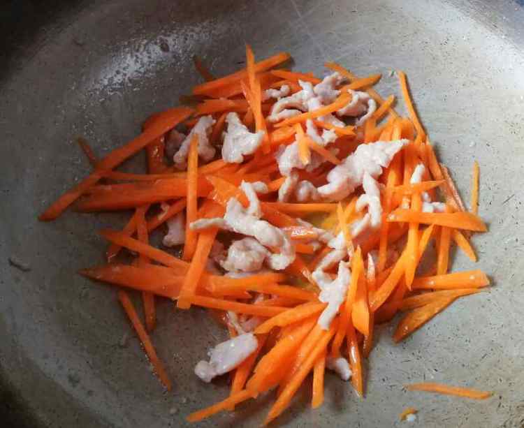 绿豆芽炒肉丝步骤6