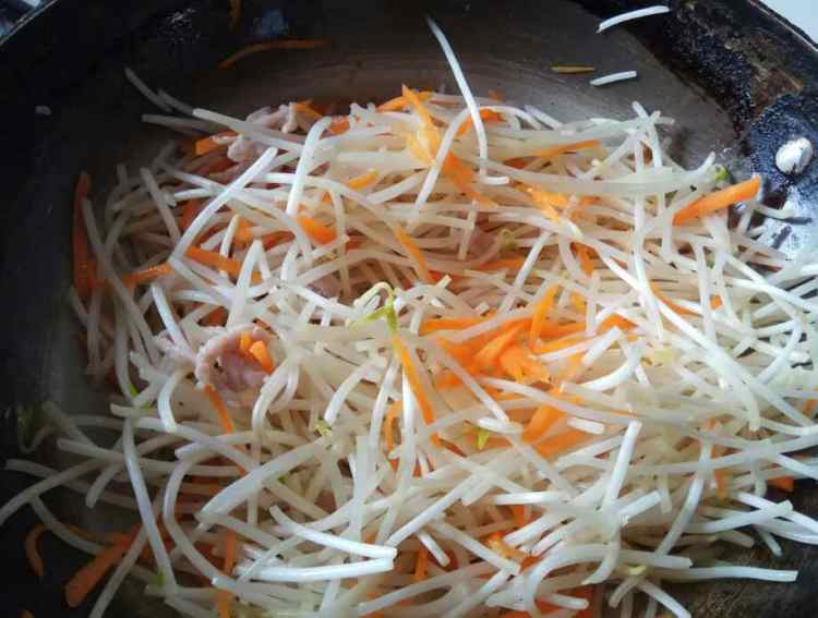 绿豆芽炒肉丝步骤7