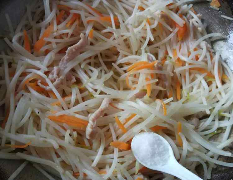绿豆芽炒肉丝步骤8