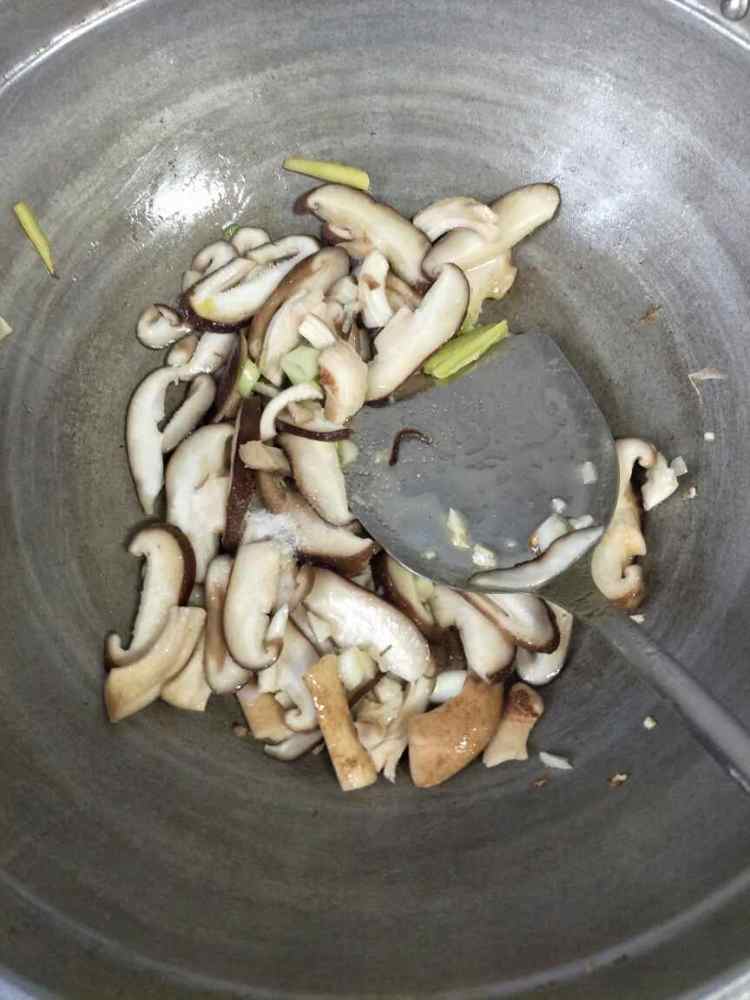 香菇炒青菜步骤5