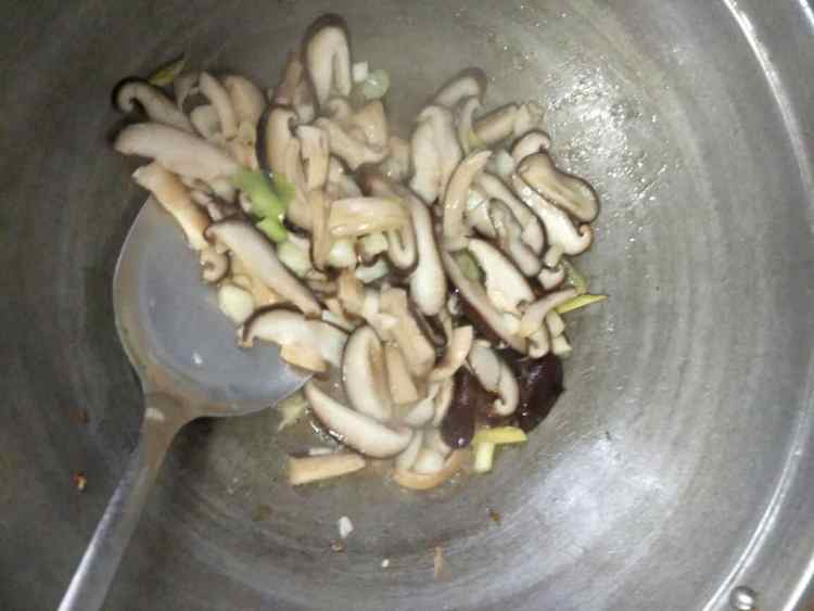 香菇炒青菜步骤6
