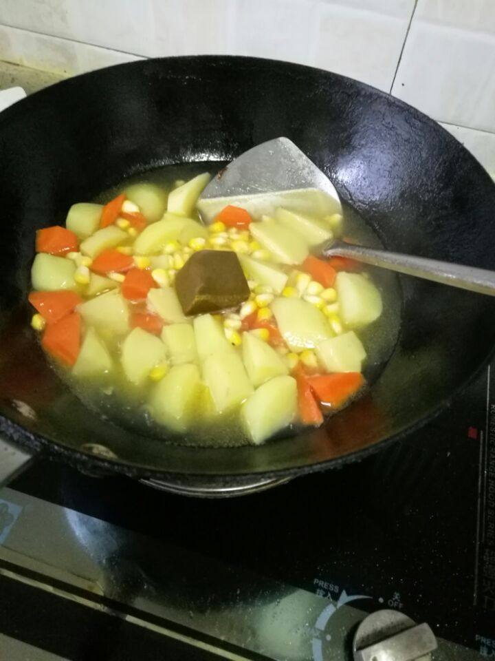 土豆胡萝卜咖哩肉片步骤9