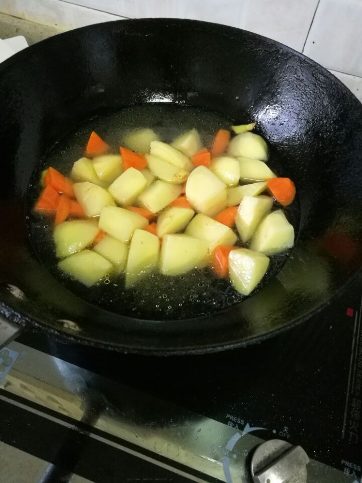 土豆胡萝卜咖哩肉片步骤7