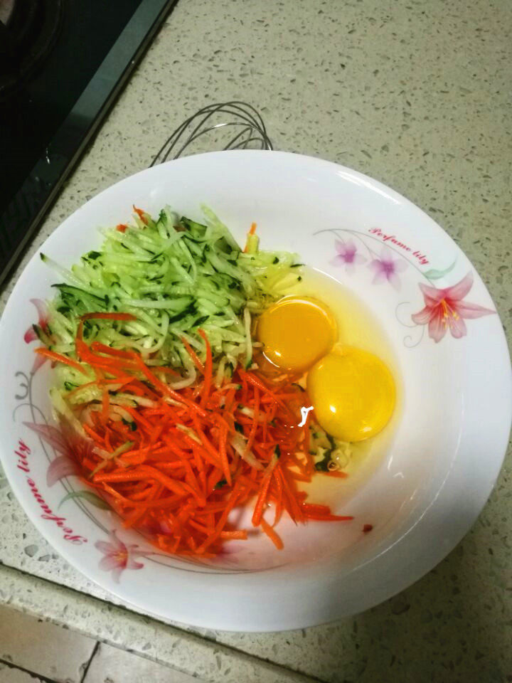 胡萝卜青瓜鸡蛋饼步骤2