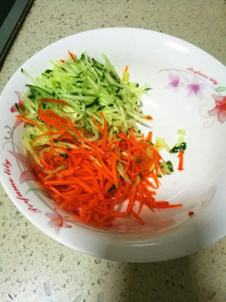 胡萝卜青瓜鸡蛋饼步骤1