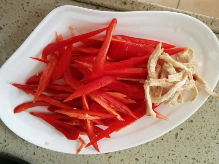 红辣椒炒肉丝步骤1