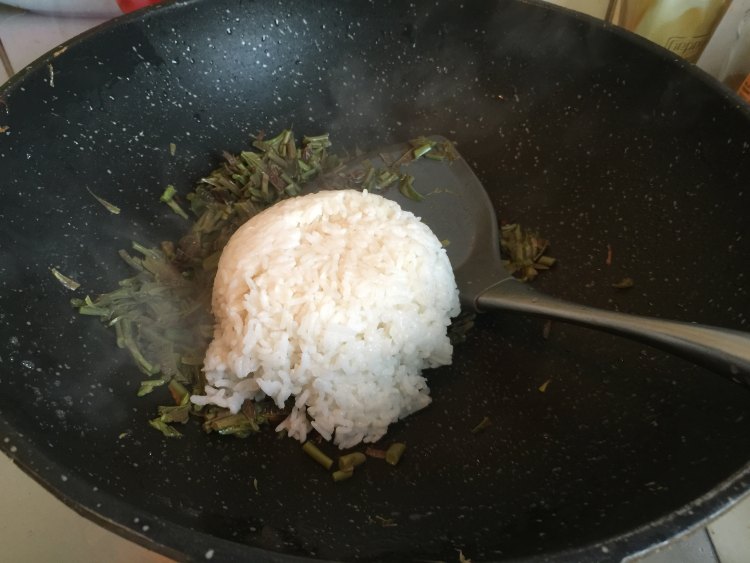 香椿干贝炒饭步骤9