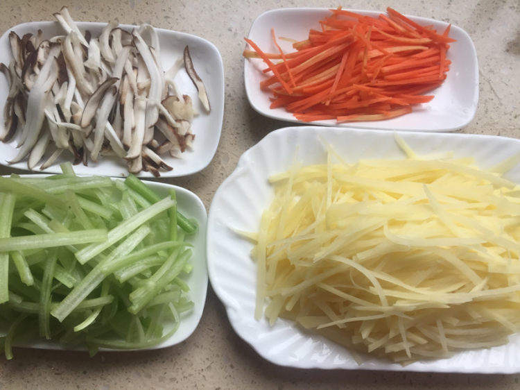 小炒时令蔬菜丝步骤2