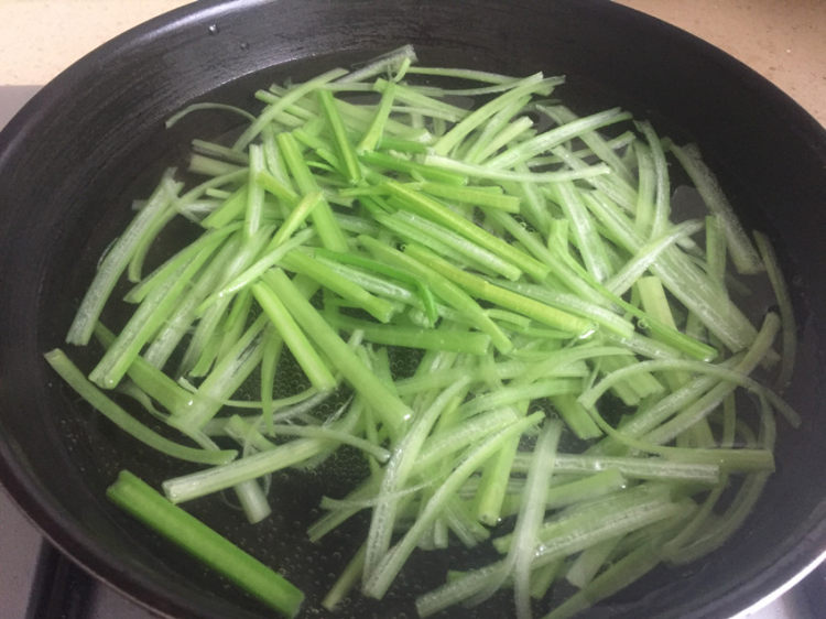 小炒时令蔬菜丝步骤3
