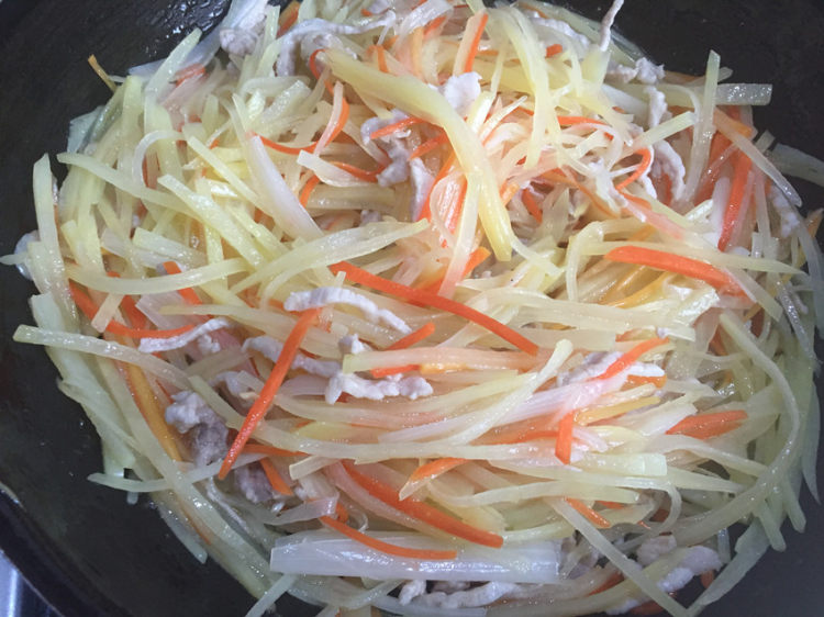 小炒时令蔬菜丝步骤10