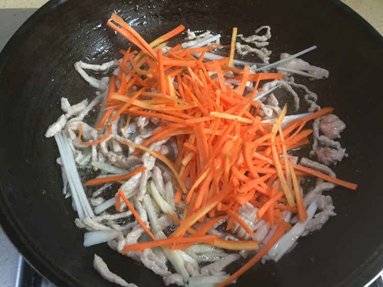 小炒时令蔬菜丝步骤8
