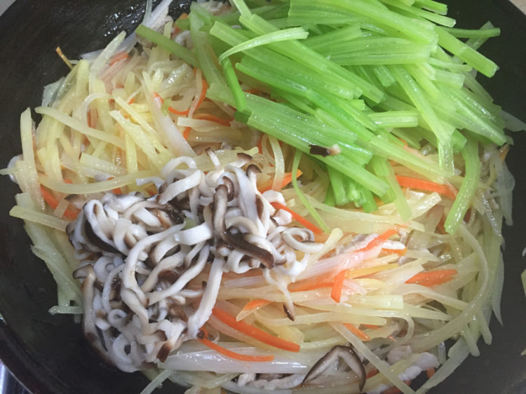 小炒时令蔬菜丝步骤11