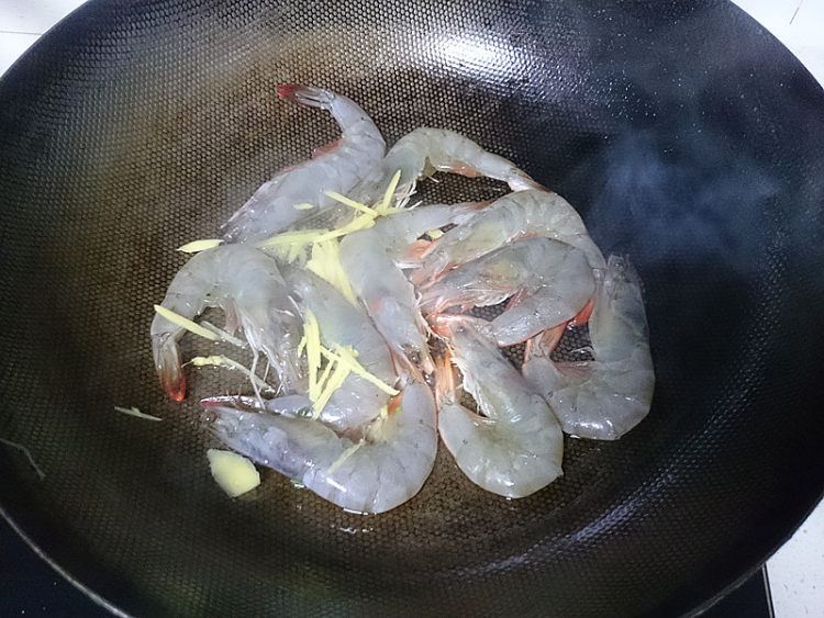 萝卜丝煮白虾步骤4