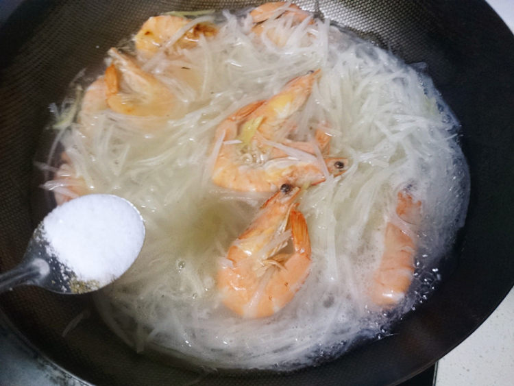 萝卜丝煮白虾步骤8