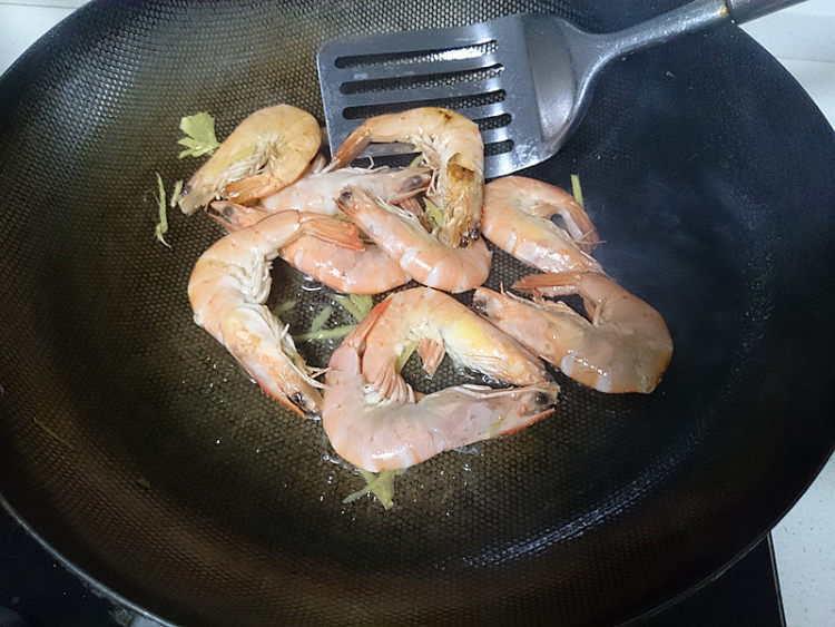 萝卜丝煮白虾步骤5