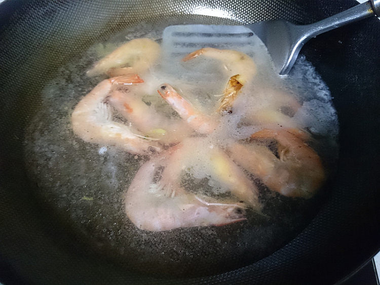 萝卜丝煮白虾步骤6
