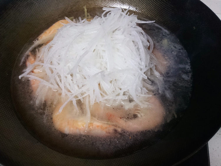 萝卜丝煮白虾步骤7