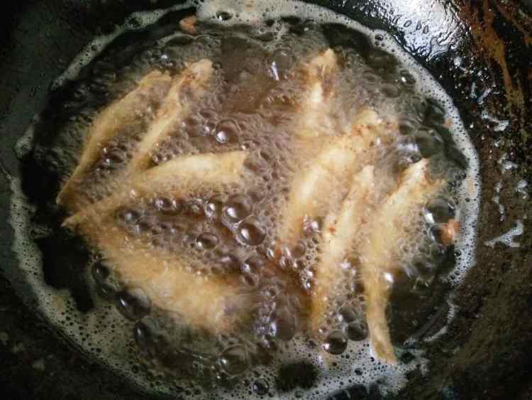 干炸沙丁鱼步骤4