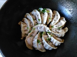 白菜猪肉锅贴步骤11