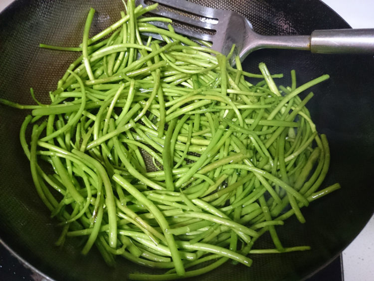 清炒泥蒿步骤7