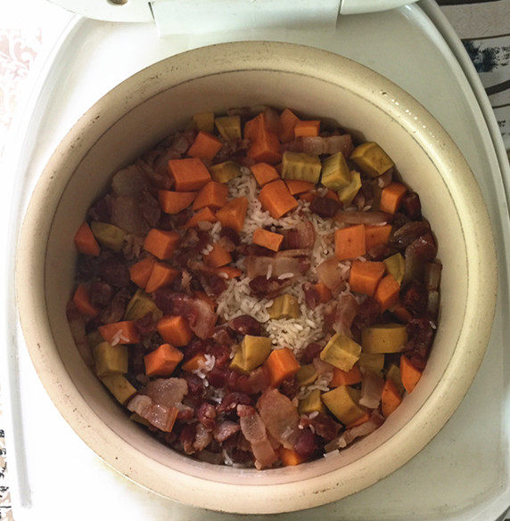 腊味红薯焖饭步骤11