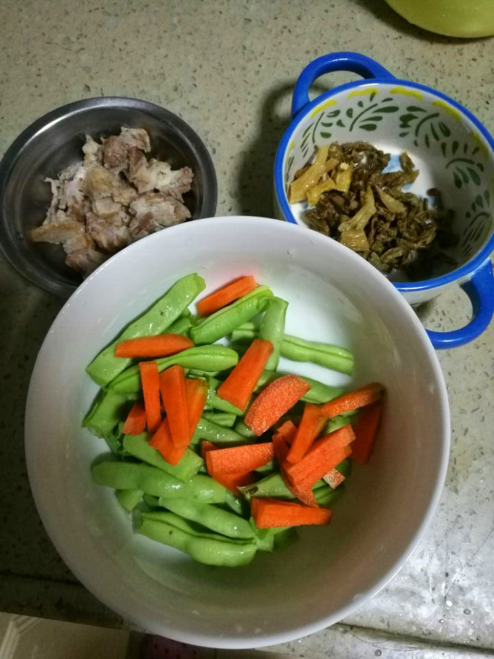 四季豆肉末西红柿鸡蛋步骤1