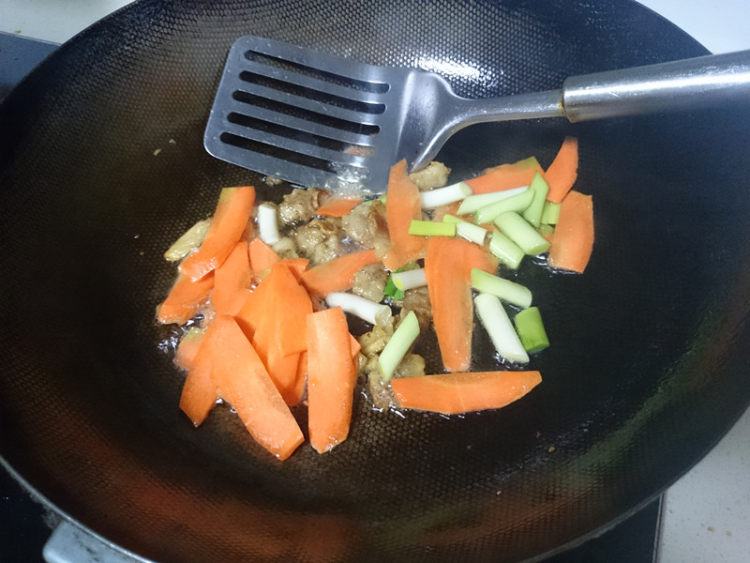 蒜苗炒豆丝步骤6