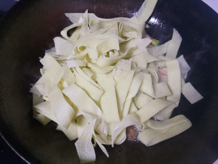 蒜苗炒豆丝步骤7