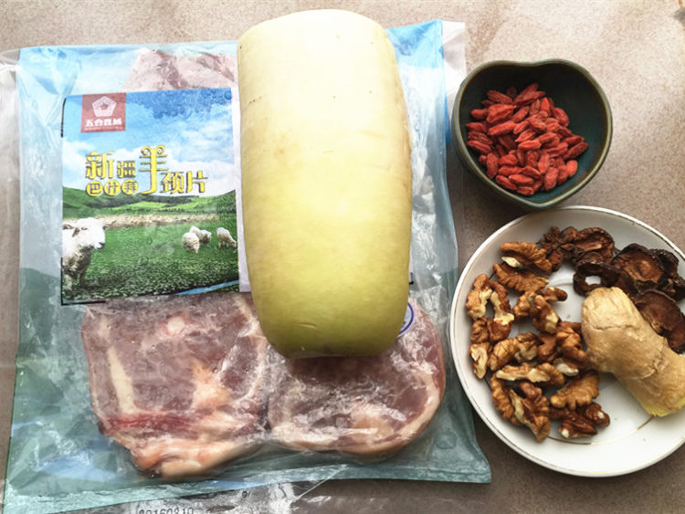 白萝卜炖羊劲片步骤1