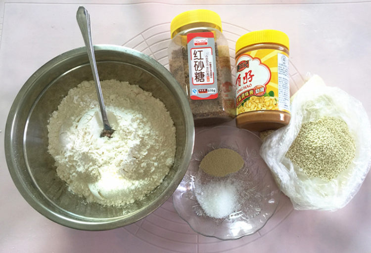 红糖麻酱烧饼步骤1