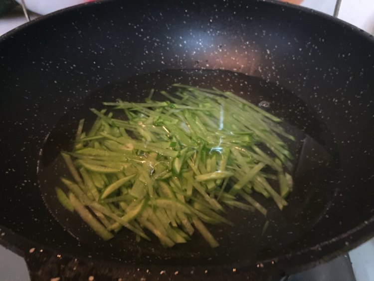 青萝卜丝炖虾步骤4