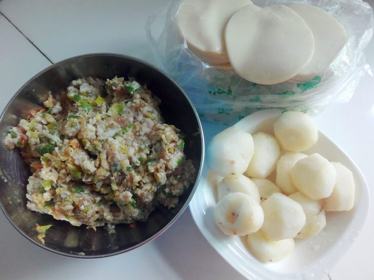马蹄鲜肉锅贴步骤1