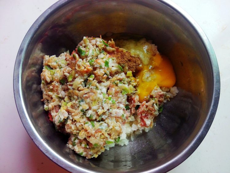 马蹄鲜肉锅贴步骤3