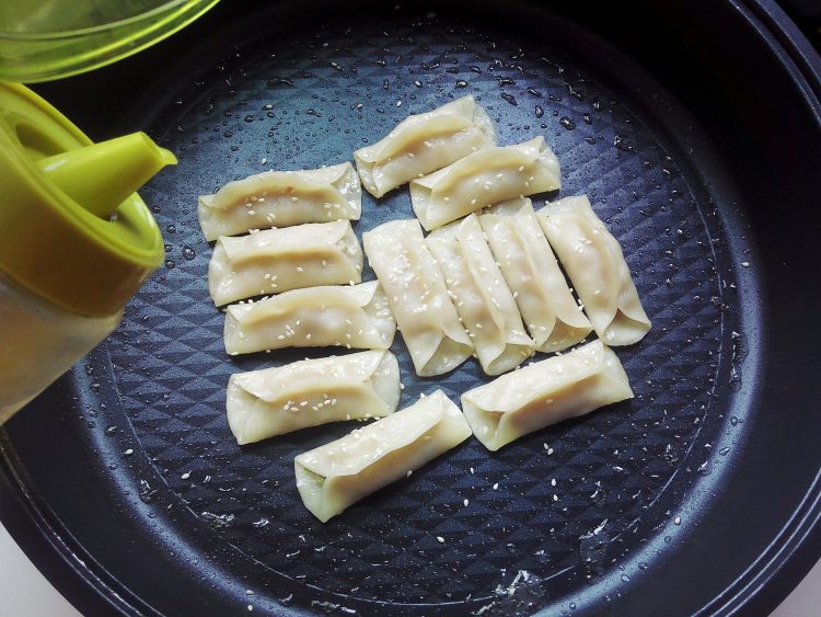 马蹄鲜肉锅贴步骤8