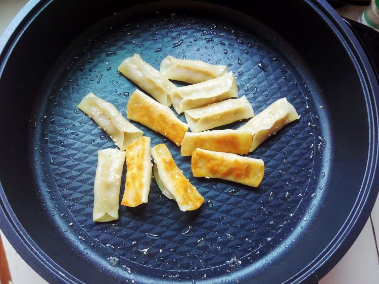 马蹄鲜肉锅贴步骤9