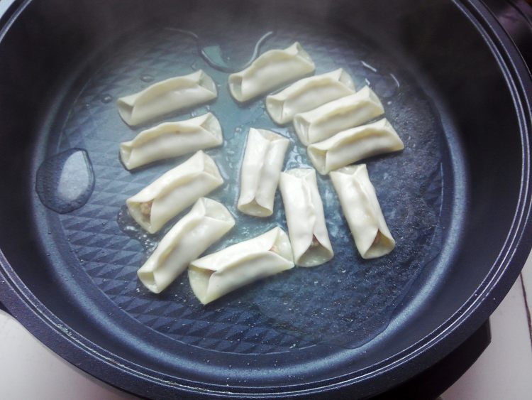 马蹄鲜肉锅贴步骤7