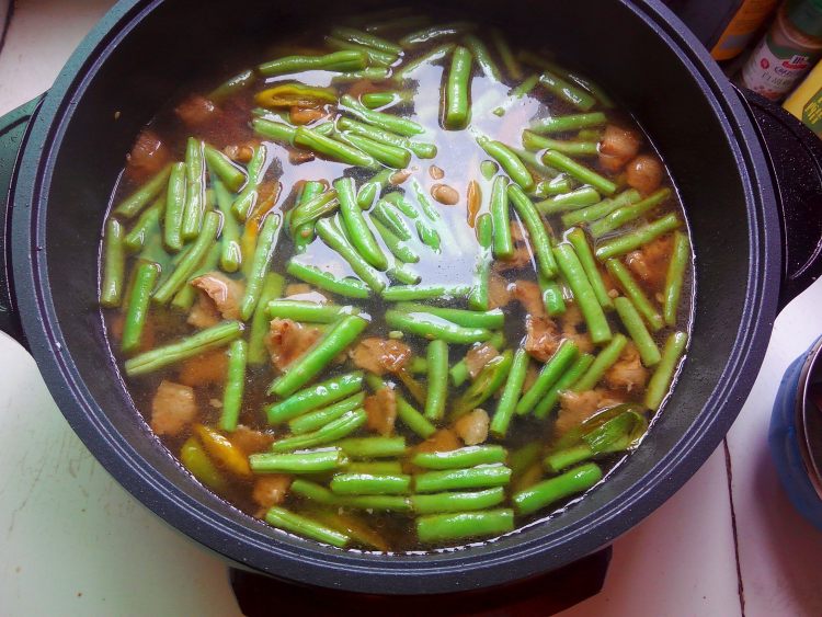 四季豆焖面步骤6