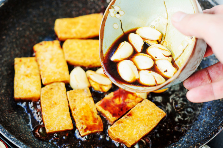 蒜香焖油炸豆腐步骤5