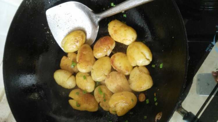 香煎小土豆步骤5