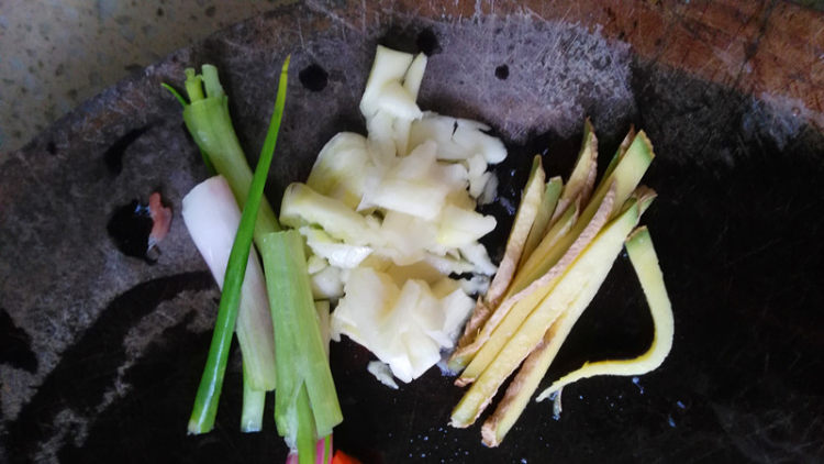 麦豆干豆角焖鸡肉步骤6