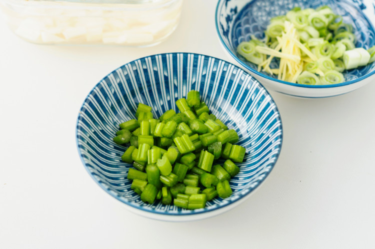 凉拌葱油藕丁步骤2