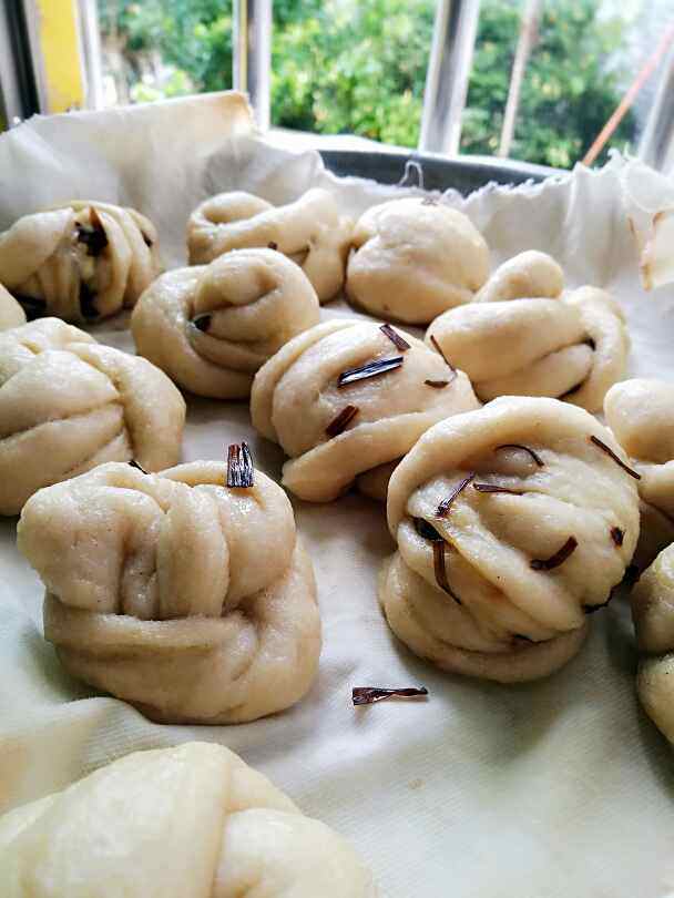 葱香豆渣花卷步骤12