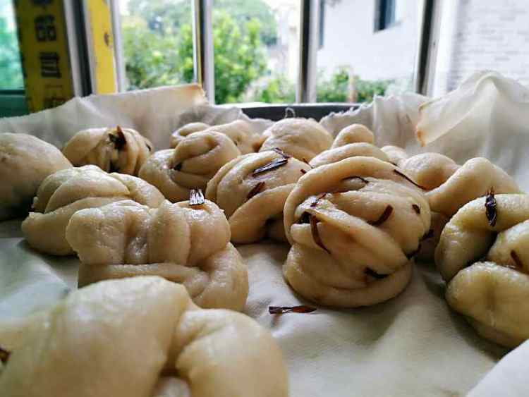 葱香豆渣花卷步骤11