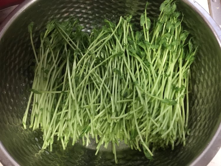 蒜蓉豌豆苗步骤2