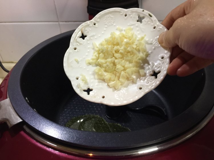 蒜蓉豌豆苗步骤6