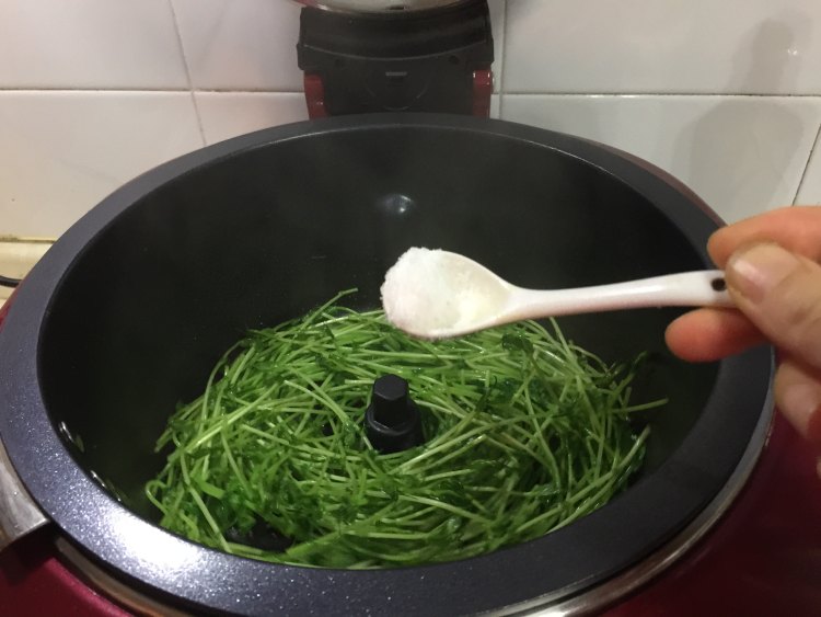 蒜蓉豌豆苗步骤9