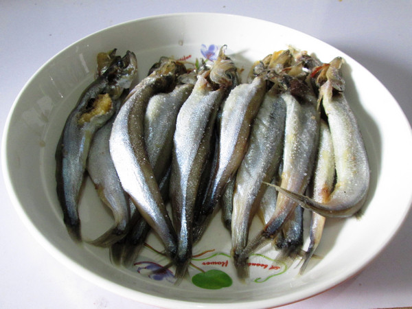 酥香多春鱼步骤2