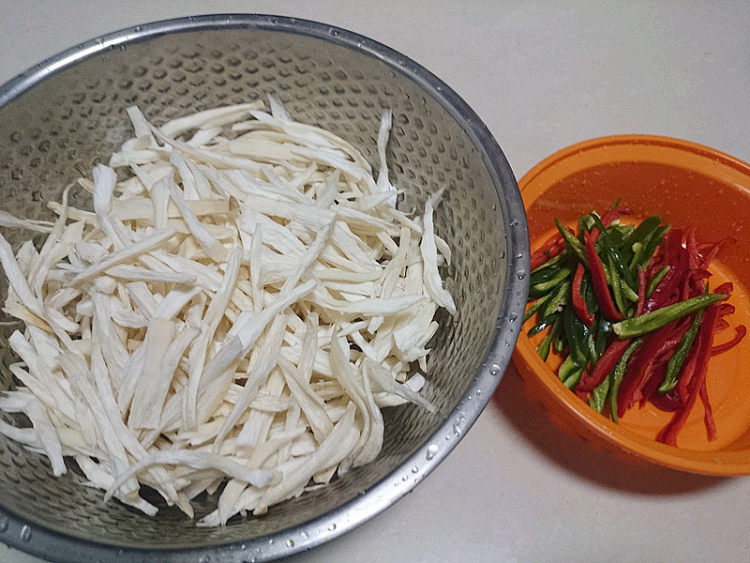 双椒杏鲍茹丝步骤2