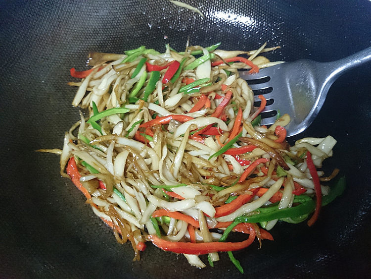 双椒杏鲍茹丝步骤7